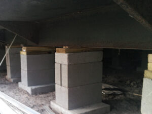 photo of properly install piers / columns for underneath a manufactured home. This shows a home Blocked set and leveled.